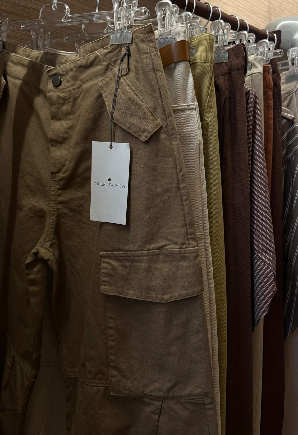 Pantalone cargo Queen Fashion con cartellino del marchio in primo piano