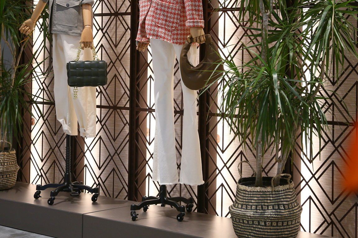Pantaloni bianchi a gamba ampia con accessori