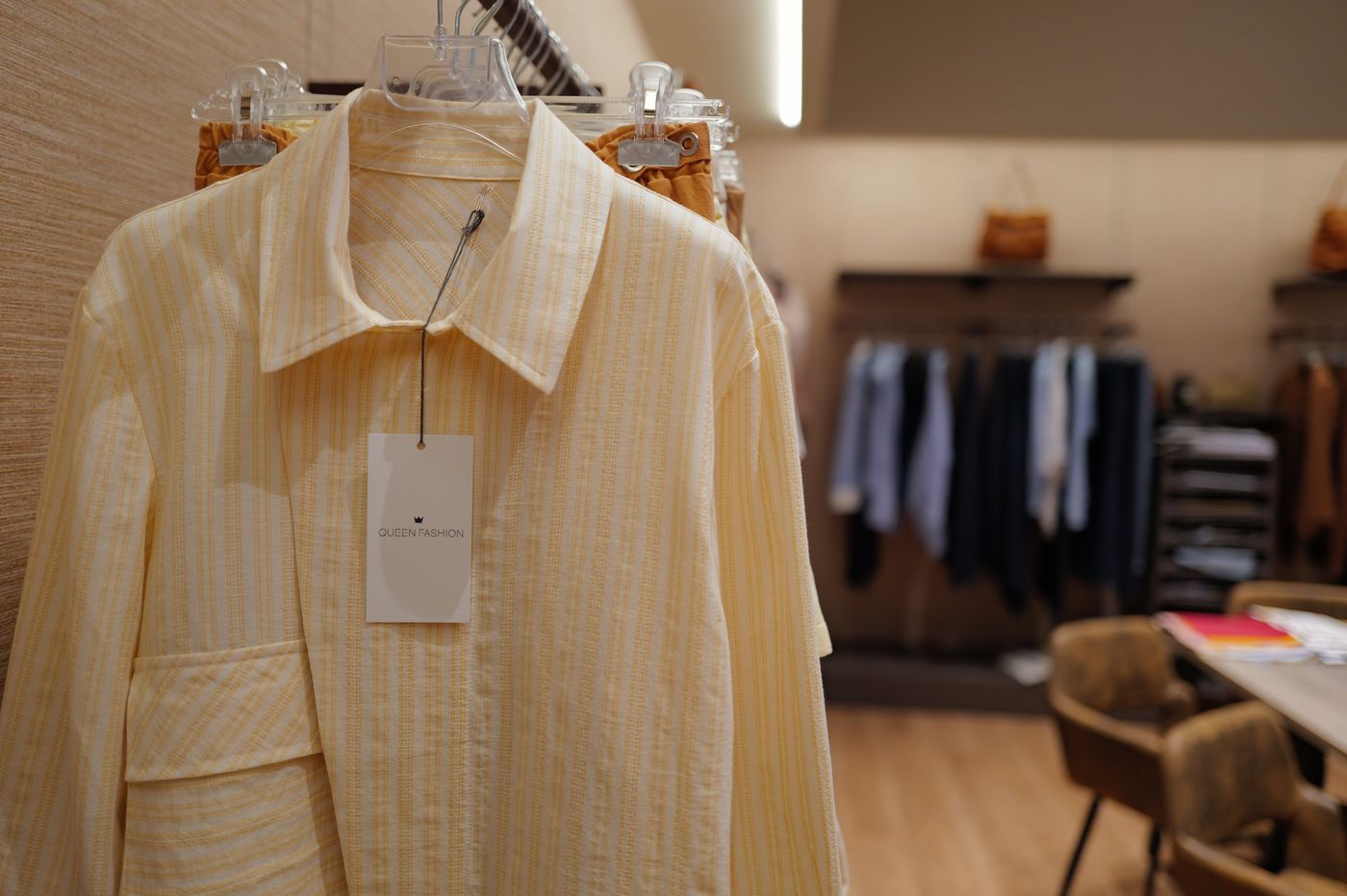 Cartellino Queen Fashion su camicia in seersucker