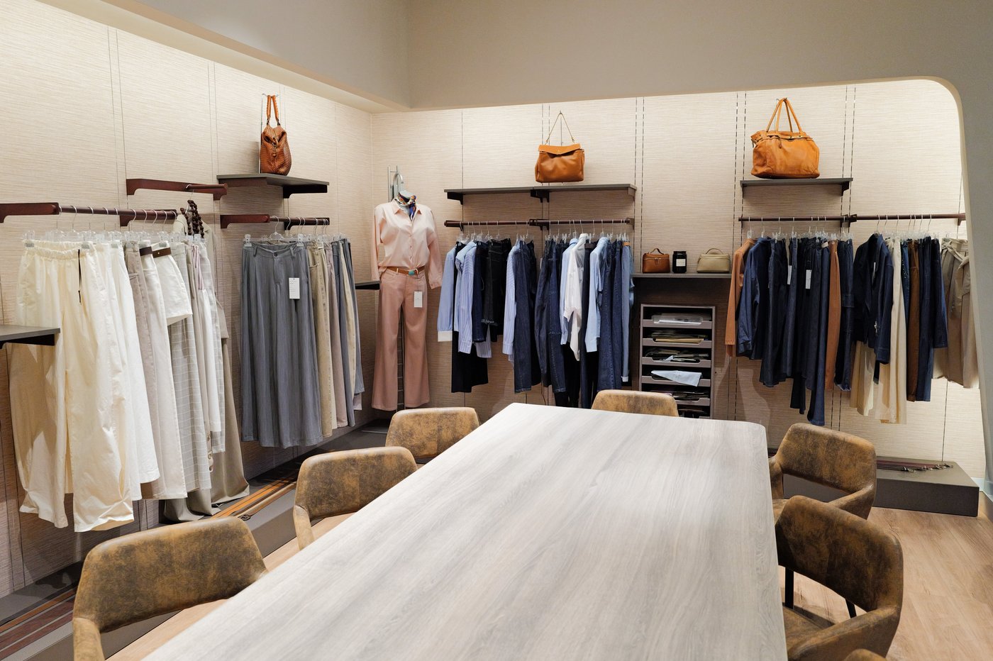 Showroom Queen Fashion — tavolo di consultazione e collezione stagionale